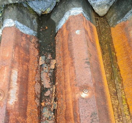 折板屋根　雨漏り補修前